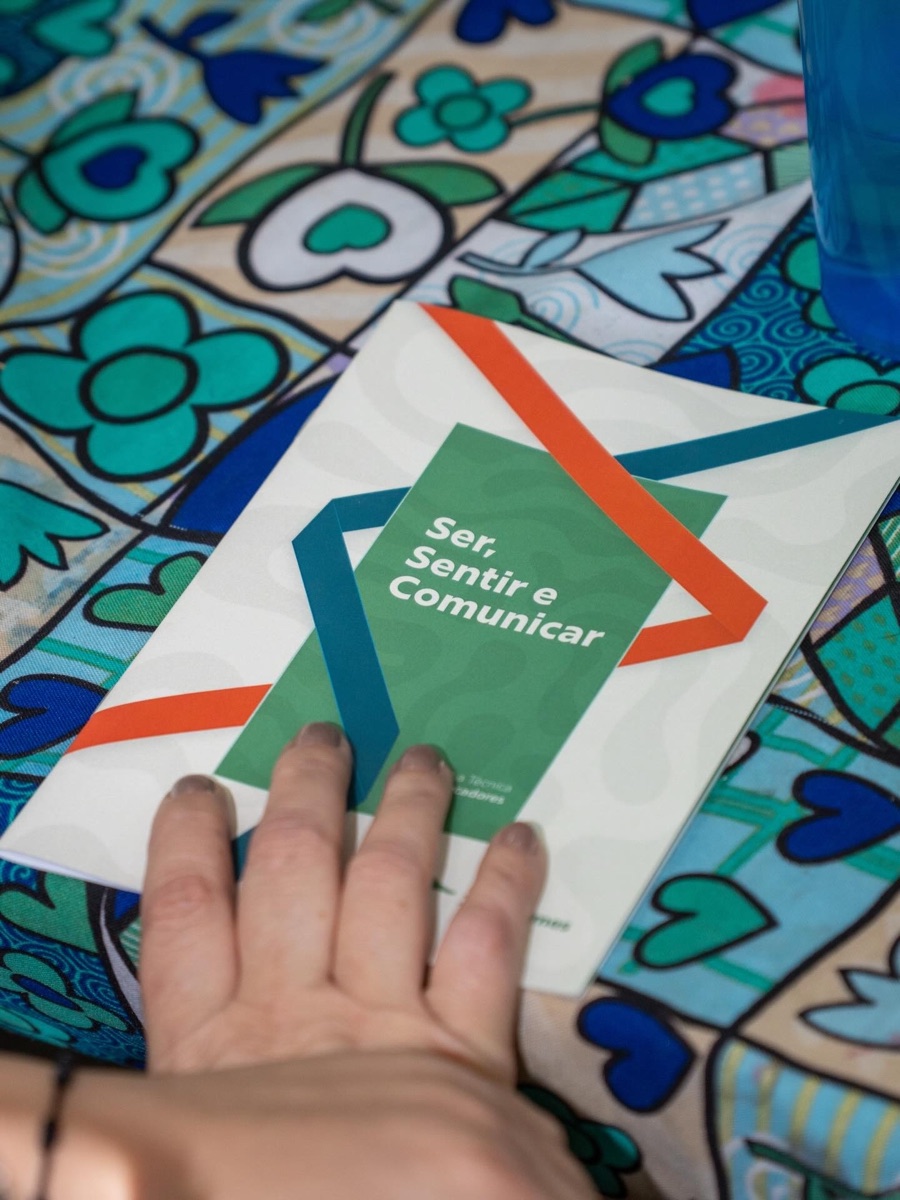 Capa da cartilha "Ser, Sentir e Comunicar", do Instituto João Gomes