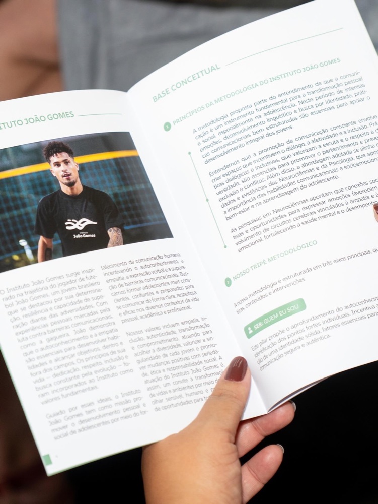 Página da cartilha com foto de João Gomes e conteúdo sobre o Instituto